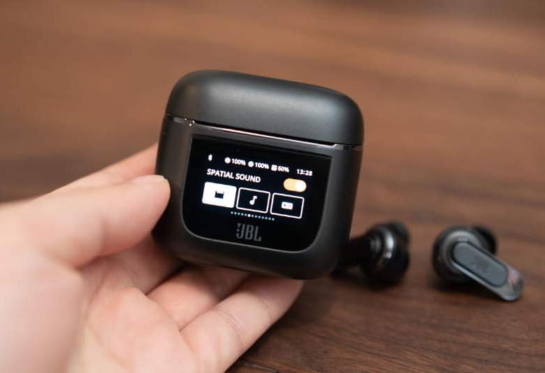 JBL Tour Pro 2 Smart Case and Its Display